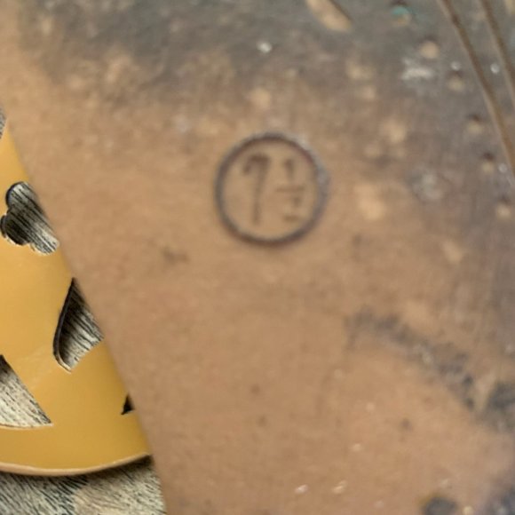 PIERRE DUMAS WOMEN'S‎ LIMIT-20 MEDALLION FLIP FLOP SANDALS MOCHA 7.5 - Picture 7 of 8